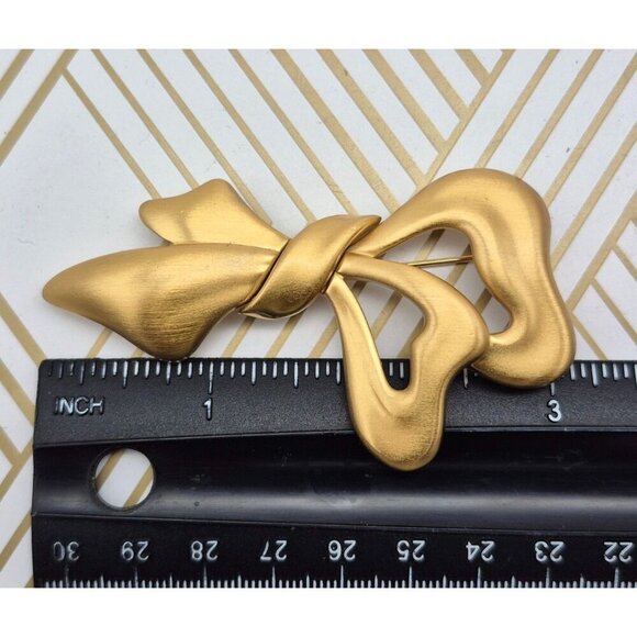 MONET Signed Brooch Pin Brushed Gold Tone Elegant Graceful Ribbon 3" Stunning - Picture 5 of 5
